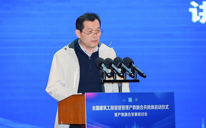 张学龙副校长主持活动